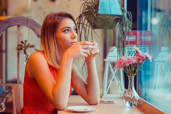 Moda Kahvecisi Meyve Suyu Restoranında Düşünceli Bir Kadın Genç Güzel — Stok fotoğraf