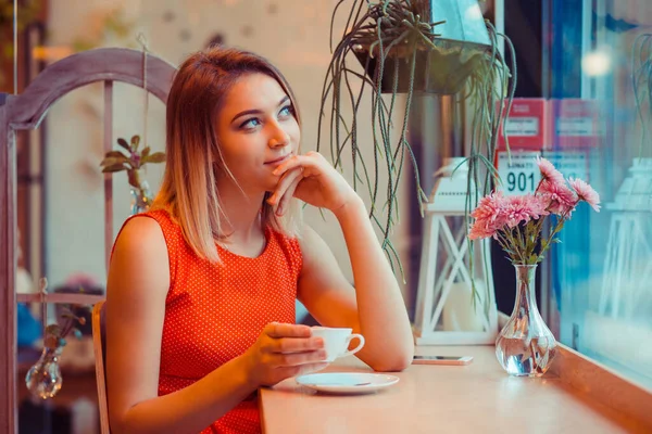 Kahve Molasında Hayal Kuruyorum Düşünceli Mutlu Bir Kadın Evinin Mutfağında — Stok fotoğraf