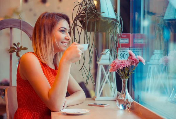 Disfrutando Del Café Hermosa Mujer Joven Sonriente Feliz Con Taza —  Fotos de Stock