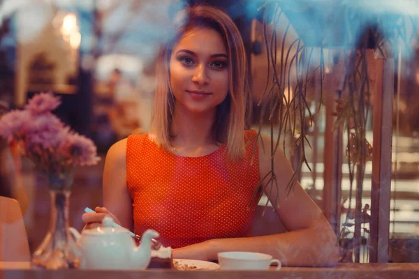 Mujer Cafetería Sentada Junto Ventana Sonriendo Mirándote Cámara Linda Joven — Foto de Stock