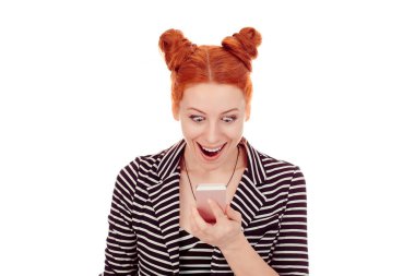 Harika haberlerim var. Güzel 30 'lu yaşlarındaki mutlu bir kadının yakın plan portresi. Akıllı telefona bakıyor. Çizgili siyah beyaz ceket ve beyaz arka plan duvarında 2 popolu siyah beyaz ceket giyiyor.