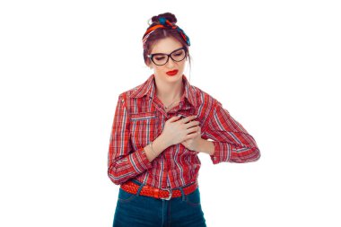 Şiddetli göğüs ağrısı çeken genç bir kadının portresi. Düzensiz anjin ya da miyokardiyal enfarktüs belirtileri var. Sağlık ve kardiyolojik konsept. Kalp krizi sorunları.. 