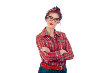 Şüpheci genç bir bayan, şüpheli görünen bir kadın, onaylamayan bir yüz ifadesi. Kırmızı kareli gömlekli güzel bir kızın yakın plan portresi. Kafasında retro fiyonk olan kot pantolon. Beyazda izole edilmiş.