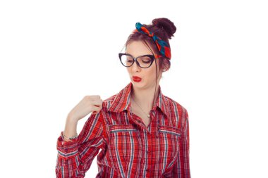 Kadın gömleği açmak, sıcak, tatsız, uygunsuz durum, utanç. Kırmızı kareli tişörtlü güzel bir kızın yakın plan portresi ve kafasında retro fiyonk olan kot, saf beyaz tenli..
