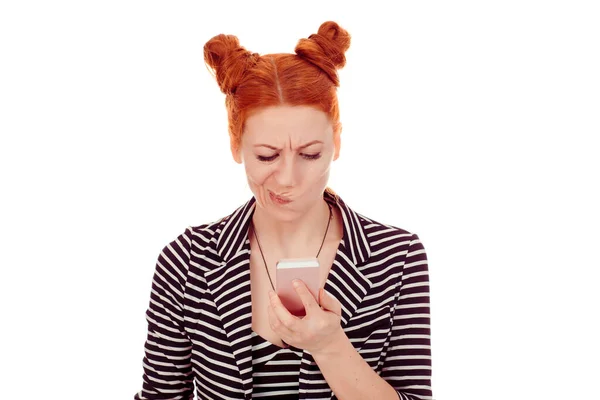 Скептическая Женщина Смотрящая Смс Мобильного Телефона Получает Удивительное Сообщение Глядя — стоковое фото