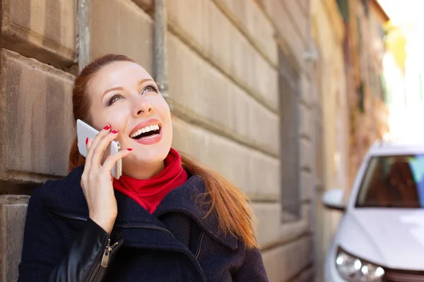 Руденька Жінка Розмовляє Мобільному Телефону Дивлячись Задоволенням Сміючись Спираючись Бетонну — стокове фото