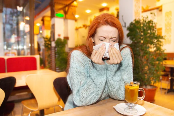 Gripe Mujer Joven Tiene Alergia Nariz Gripe Estornudos Nariz Sentado —  Fotos de Stock