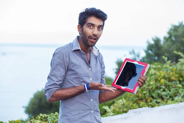 Overstuur Man Verbaasd Verrast Door Wat Hij Zag Zijn Tablet — Stockfoto