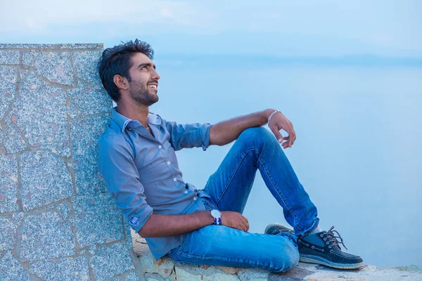 Uomo Sorridente Che Alza Sguardo Verso Cielo Azzurro Che Respira — Foto Stock