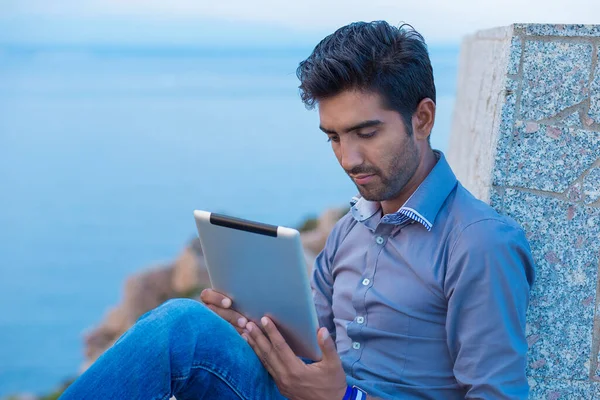 Hombre Pensando Mientras Usa Ordenador Portátil Mirando Cielo Azul Mientras — Foto de Stock