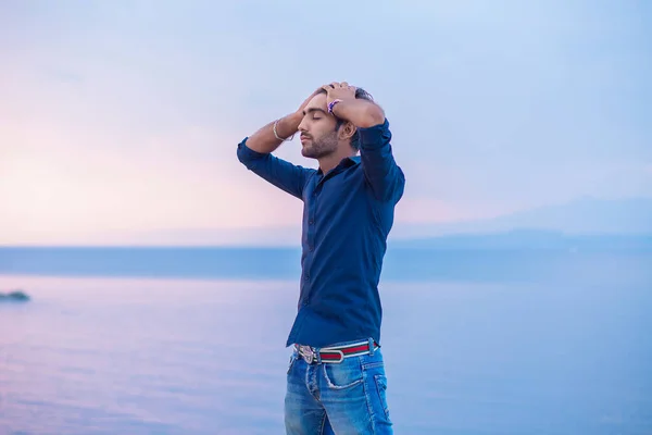 Uomo Sorridente Che Alza Sguardo Verso Cielo Azzurro Che Respira — Foto Stock