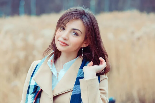 Chica Joven Con Abrigo Mirando Hacia Otro Lado Primer Plano — Foto de Stock