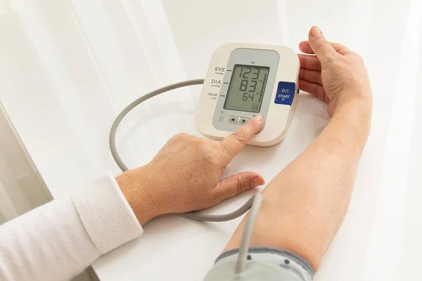 Eine Alte Frau Die Hause Ihren Blutdruck Und Ihre Herzfrequenz Stockbild