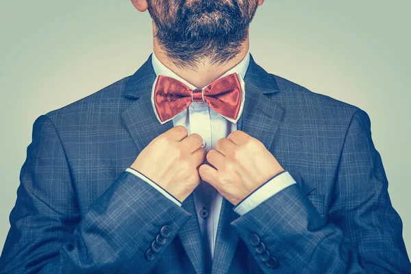 Hombre Feliz Barbudo Con Traje Oscuro Camisa Azul Corbata Lazo — Foto de Stock