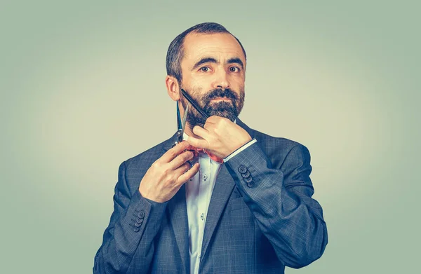 Bearded Hairdresser Barber Styllist Cutting Styling His Own Beard Scissors — Stock Photo, Image