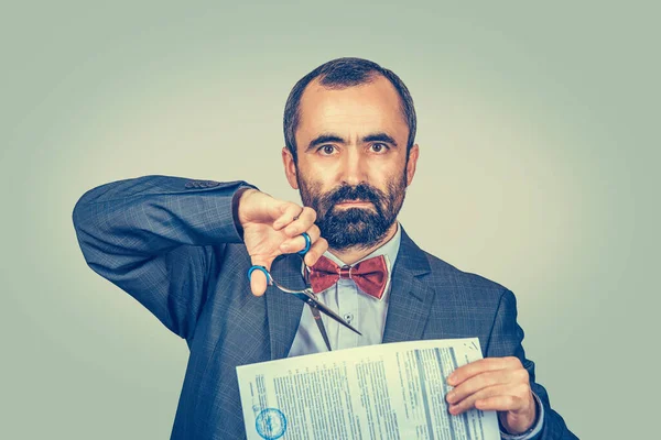 Imagen Del Hombre Cortando Documento Con Tijeras Mientras Mira Cámara — Foto de Stock