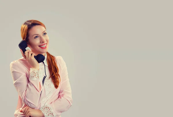 Mulher Feliz Óculos Falando Telefone Sorrindo Olhando Para Espaço Cópia — Fotografia de Stock