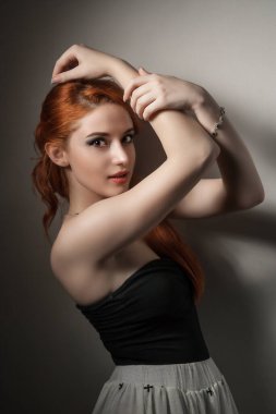 Doğal ciltli kadın yüzünün güzel portresi, elleri başının üstünde kendini kucaklıyor izole edilmiş açık bej rengi beyaz arka plan ve fotokopi alanı.