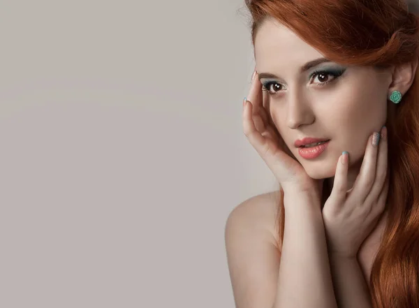 Retrato Mulher Beleza Com Cabelo Vermelho Menina Ruiva Bonita Olhando — Fotografia de Stock