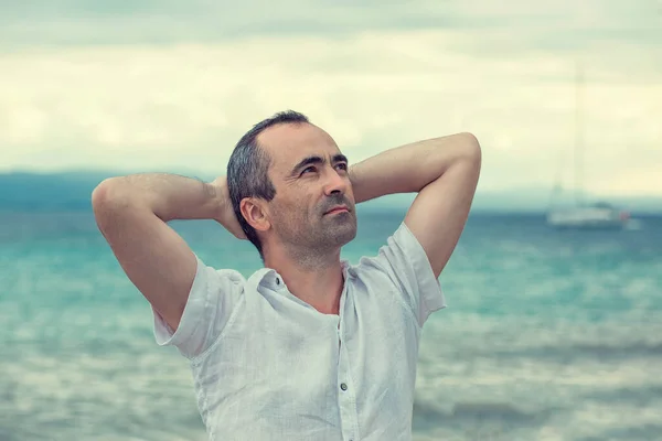 Hombre Playa Respirando Profundamente Disfrutando Libertad Del Aire Fresco — Foto de Stock