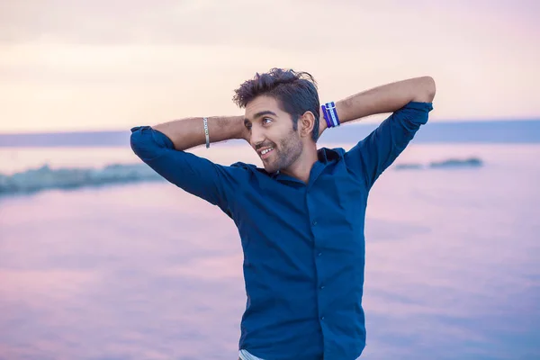 Hombre Sonriendo Mirando Cielo Azul Respirando Hondo Celebrando Libertad Del — Foto de Stock