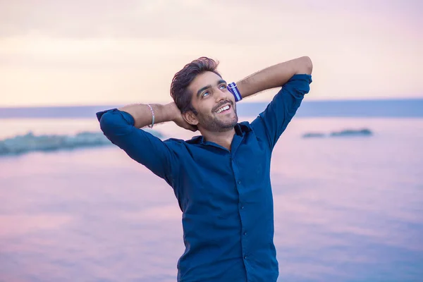 Homem Sorrindo Olhando Para Céu Azul Respirando Fundo Celebrando Liberdade — Fotografia de Stock