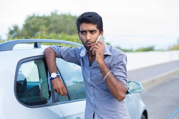 Auto Încrezător Bărbat Frumos Tânăr Antreprenor Vorbind Telefonul Mobil Picioare — Fotografie, imagine de stoc