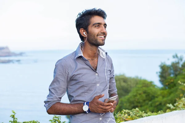 Primer Plano Retrato Joven Guapo Feliz Con Camisa Azul Mirando — Foto de Stock