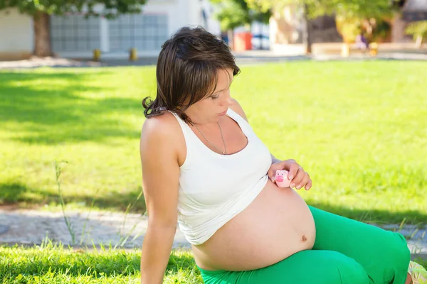 Une Mère Enceinte Tenant Une Petite Tirelire Assise Sur Une — Photo