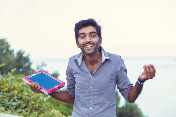 Verward Student Close Portret Verbaasd Clueless Jongeman Vasthouden Tonen Tablet — Stockfoto