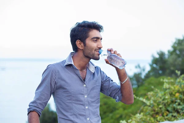 Indiaas Warme Zomer Knappe Man Drinkwater Een Park Zee Oceaan — Stockfoto