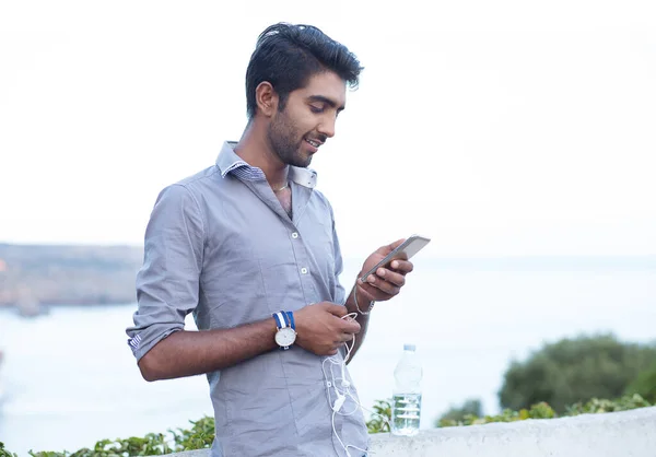 Guapo Hombre Negocios Sonriente Que Divierte Escuchando Música Recibiendo Mensaje — Foto de Stock