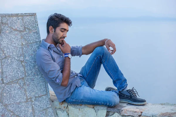 Uomo Che Pensa Guardando Verso Cielo Blu Mentre Seduto Ponte — Foto Stock