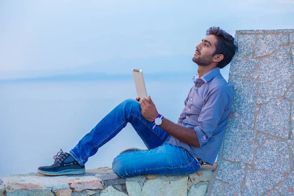 Uomo Pensa Mentre Utilizza Pad Guardando Verso Cielo Blu Mentre — Foto Stock