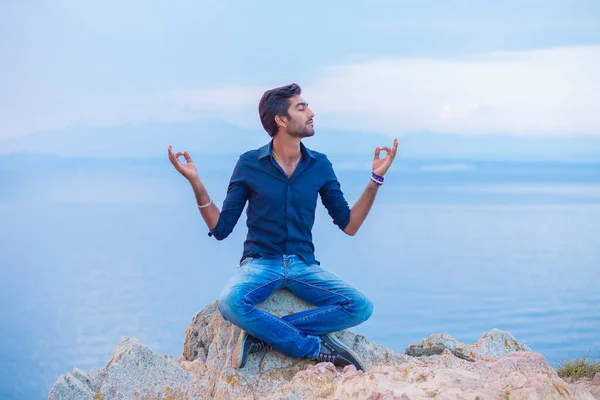 Homem Ioga Meditação Posar Sentado Uma Costa Pedra Rocha Acima — Fotografia de Stock