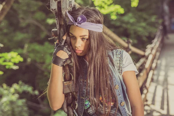 Muito Jovem Menina Pensativa Vestindo Uma Jaqueta Esporte Melancólico Parque — Fotografia de Stock