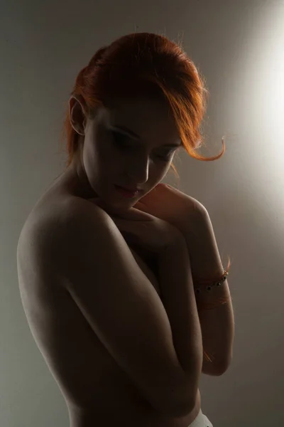 Δραματική Σιλουέτα Πορτραίτου Γυμνής Γυναίκας Που Ποζάρει Σκληρές Σκιές Στο — Φωτογραφία Αρχείου