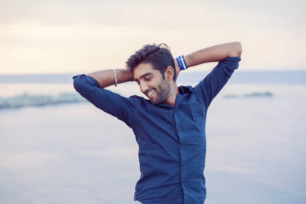 Uomo Sorridente Che Alza Sguardo Verso Cielo Azzurro Che Respira — Foto Stock