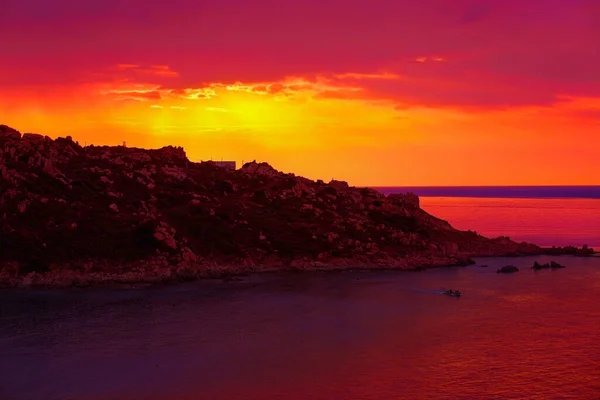 Hermoso Paisaje Puesta Sol Ardiente Mar Mediterráneo Cielo Naranja Púrpura — Foto de Stock