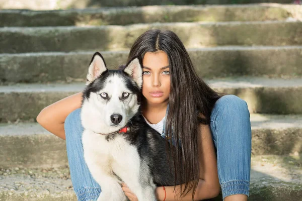 Csinos Lány Háziállata Szajré Rapper Husky Dog Izolált Városi Szürke — Stock Fotó