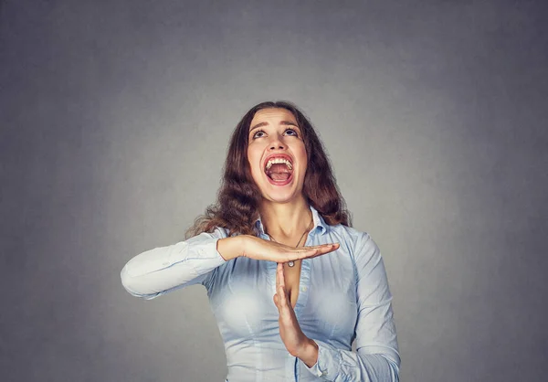 Jeune Femme Montrant Temps Geste Main Frustré Criant Arrêter Regarder — Photo