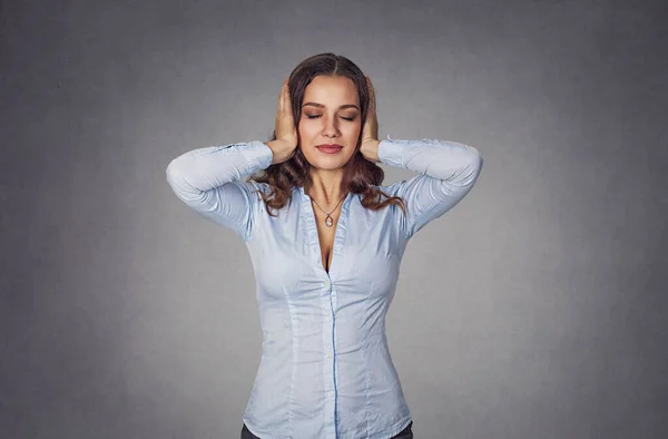 Mulher Bonita Cobrindo Ambas Orelhas Com Mãos Olhos Fechados Isolado — Fotografia de Stock