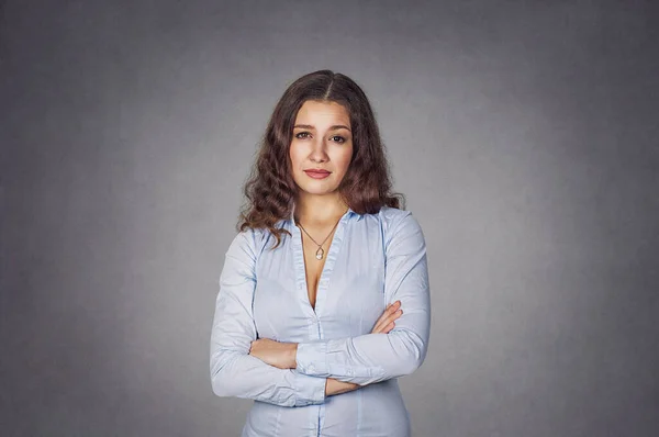 Portrait Femme Mécontente Sceptique Colère Debout Avec Les Bras Pliés — Photo