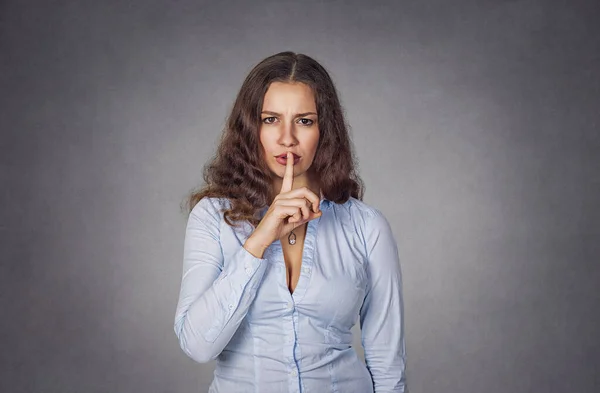 Hemlig Flicka Kvinna Säger Tyst Med Fingret Läppar Gest Isolerad — Stockfoto