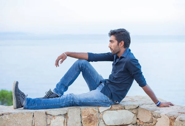 Homme Pensant Ciel Bleu Tout Étant Assis Sur Pont Béton — Photo