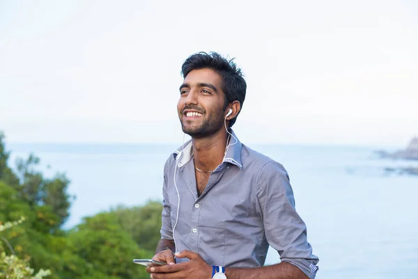 Närbild Porträtt Glad Stilig Ung Man Blå Skjorta Tittar Uppåt — Stockfoto