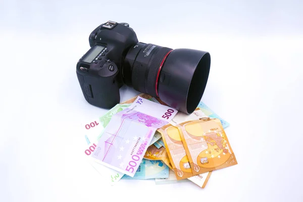 Камера Dslr Європейських Грошах Євро Ізольована Білому Тлі Заробляю Гроші — стокове фото