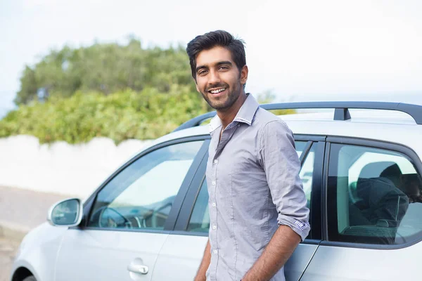 Hombre Feliz Conductor Sonriendo Pie Junto Nuevo Coche Deportivo Azul — Foto de Stock