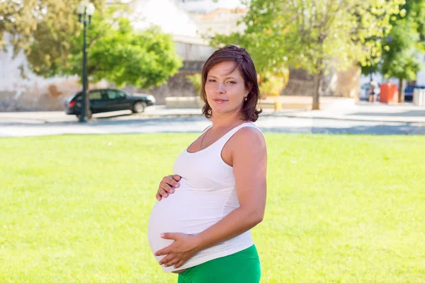 Großaufnahme Von Schwangerschaftsbauch Der Natur Einem Sonnigen Tag Auf Einer — Stockfoto