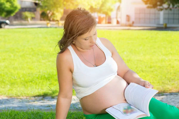 Femme Enceinte Lisant Livre Assis Extérieur Sur Une Prairie Herbe — Photo